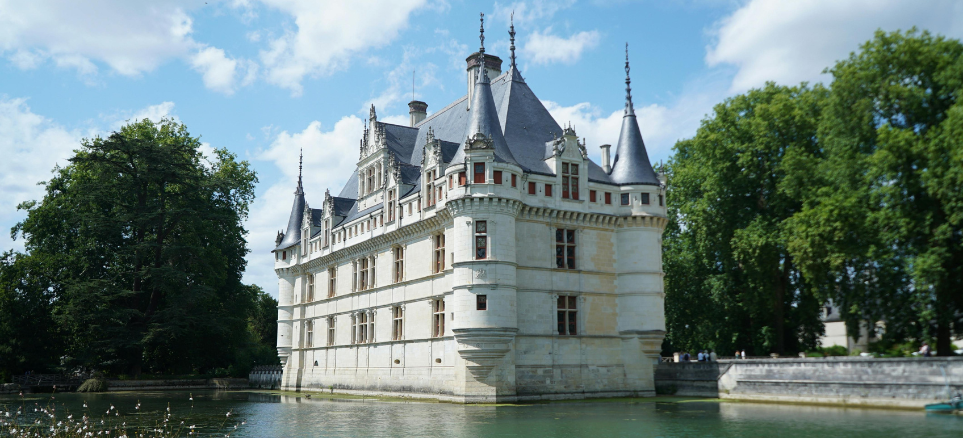 Castillo elegante rodeado de agua en el Valle del Loira