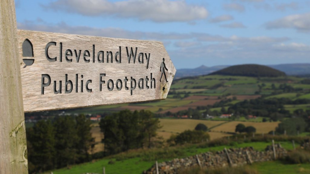 Se&ntilde;al en madera de la ruta Cleveland Way, en Inglaterra