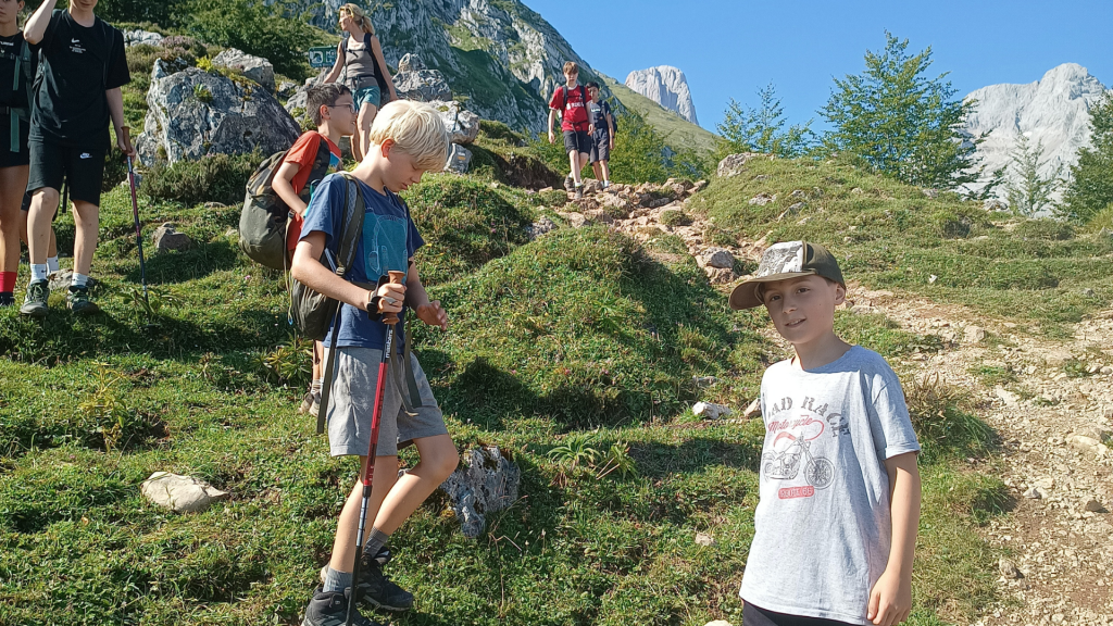 Grupo de familias bajando por Picos con el Urriellu de fondo