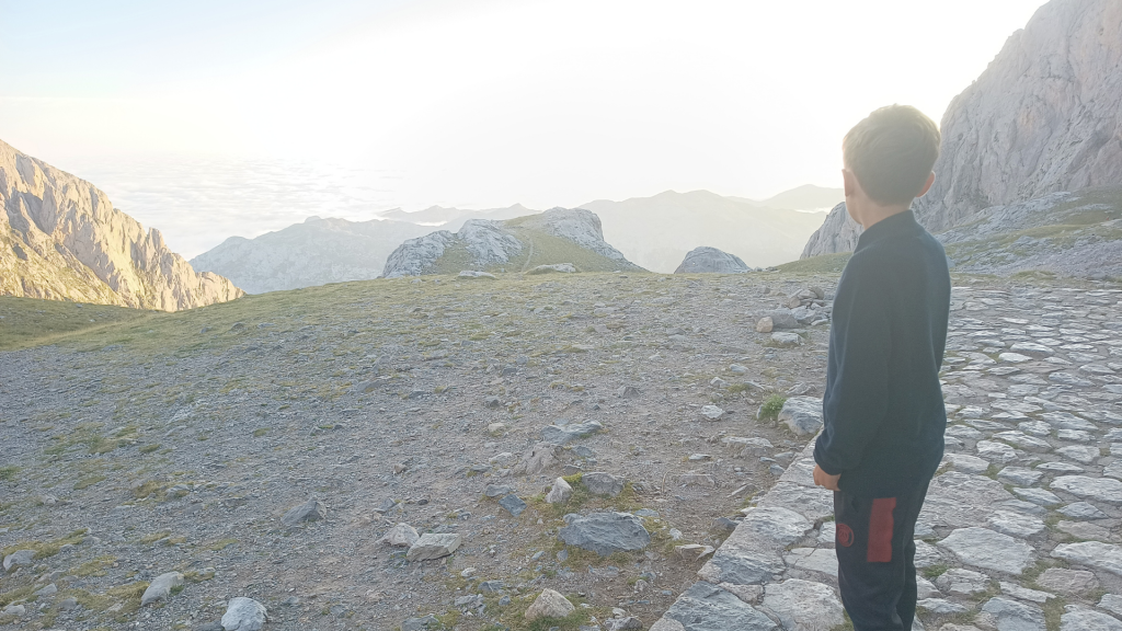 Ni&ntilde;o viendo el amanecer desde el refugio de monta&ntilde;a Vega de Urriellu