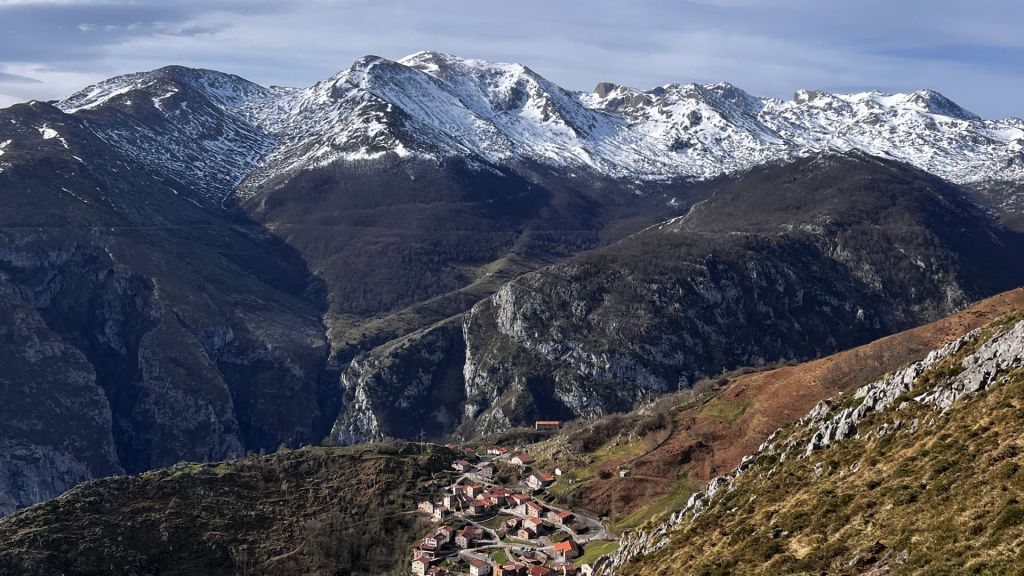 El pueblo de Tresviso bajo las cumbres de los Picos de Europa