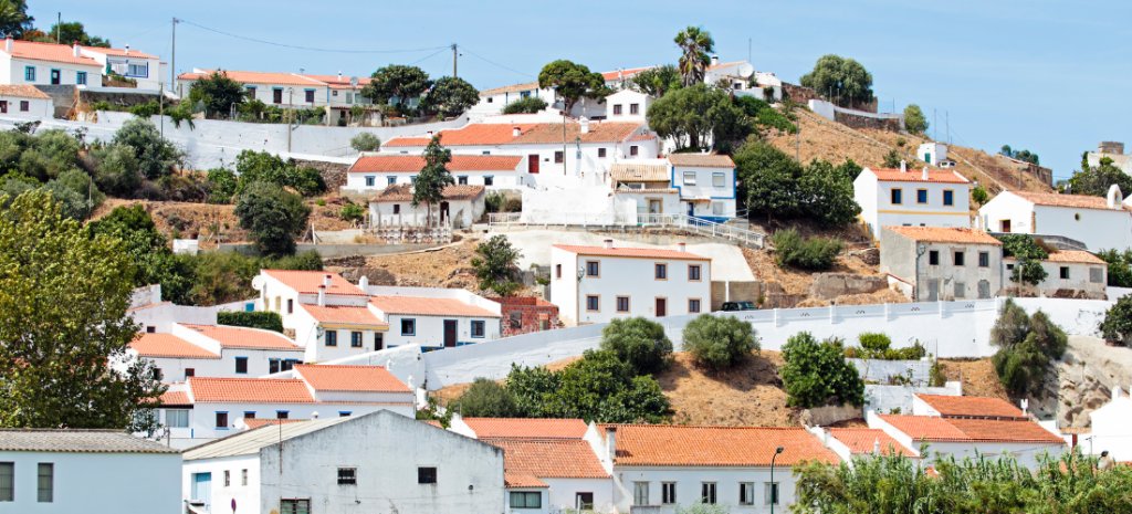 Fotografía de las casas blancas de Aljezur