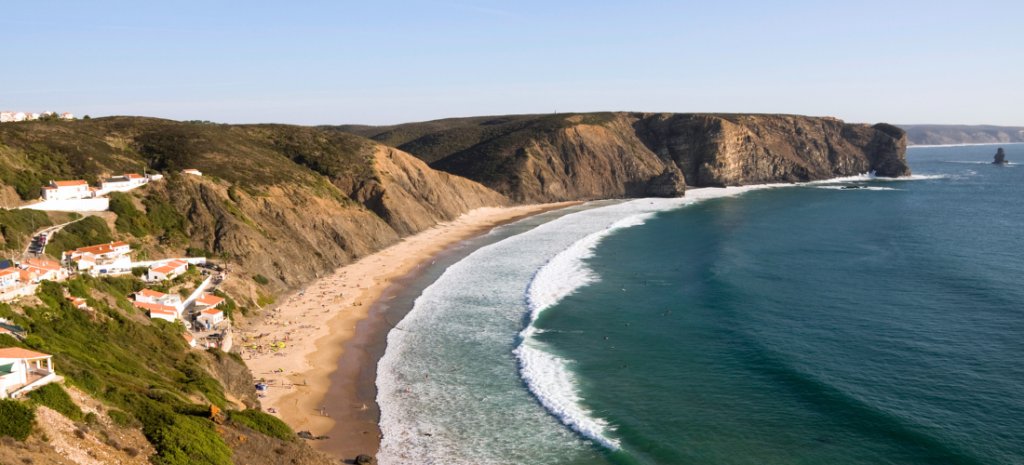 La playa y acantilados al lado de Arrifana