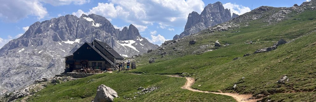 El refugio Collado Jermoso, con los Picos de Europa detr&aacute;s
