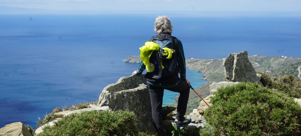 Senderista mirando al mar desde un alto en la Isla de Andros