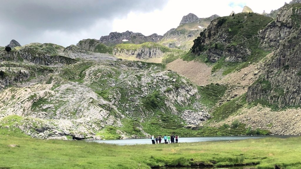 Grupo de senderistas en un lago en los Pirineos franceses