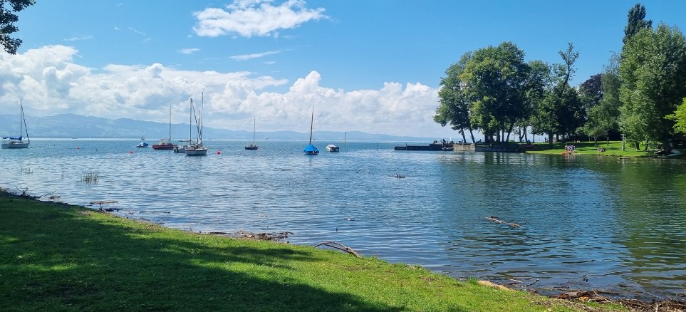 lago Constanza un d&iacute;a soleado, con barcos de vela