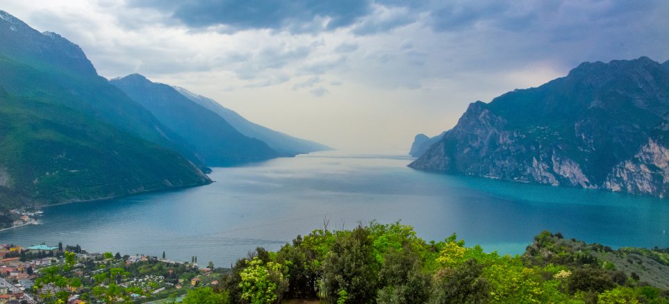 El espectacular Lago Garda entre monta&ntilde;as de Dolomitas