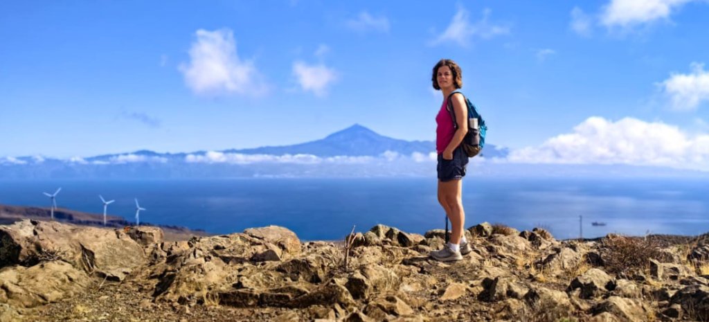 Senderista con vistas al Teide desde La Gomera