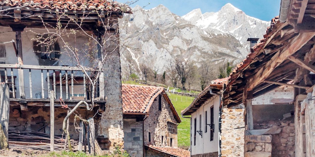 Calle de Mogrovejo con casas antiguas