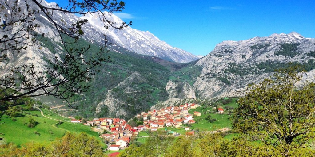 Pueblo de Sotres a lo lejos, entre monta&ntilde;as