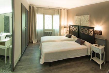 Hotel L'Ast** (Banyoles)